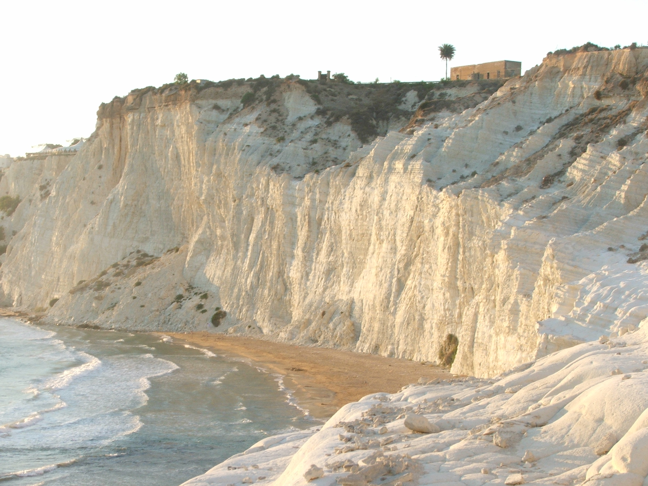 Una spiaggia attrezzata alla Scala dei Turchi